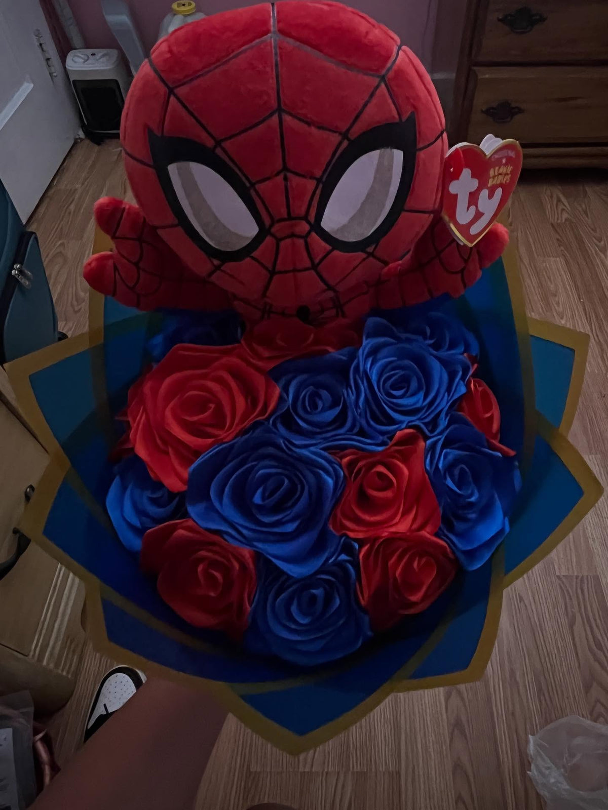 Bouquet of 15 roses with spiderman